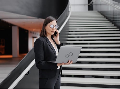 img-businesswoman-using-computer-laptop-01-variation-01