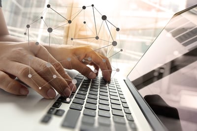 img-man-using-computer-with-interconnected-dots-01