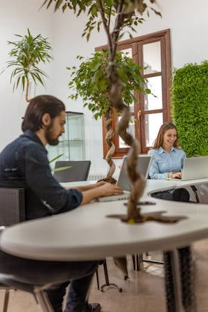 img-people-at-office-41-variation-02