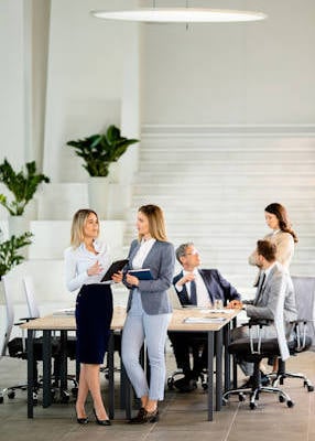 img-people-at-office-62-variation-02