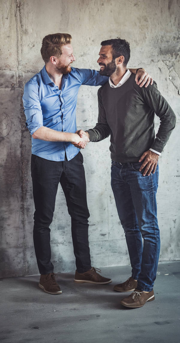 img-people-at-office-shaking-hands-01-variation-01