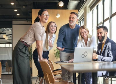 img-people-discussing-at-office-using-laptop-11-variation-01
