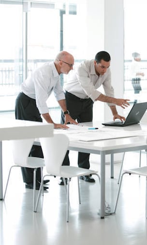 img-people-discussing-at-office-using-laptop-with-fujitsu-logo-02