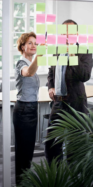 img-people-discussing-in-front-of-glass-with-sticky-notes-01-variation-02
