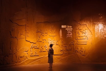 img-woman-in-front-of-wall-with-hieroglyphs-as-encryption-01-variation-01