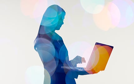 img-woman-using-computer-04