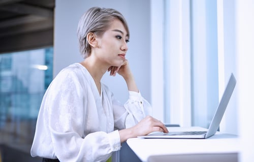 img-woman-using-laptop-04-variation-01