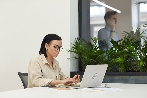 img-woman-using-laptop-computer-at-office-02-variation-01