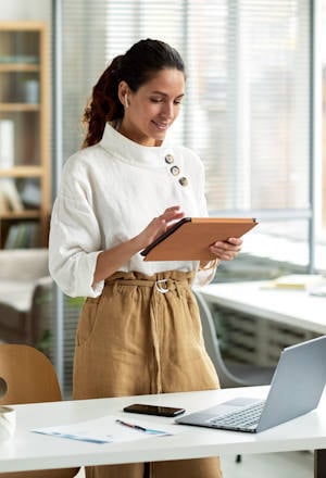 img-woman-using-tablet-at-office-01-variation-01